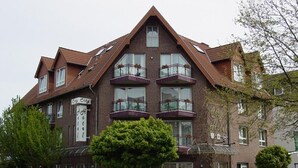 A multi-story hotel with a prominent sign reading "Hotel Club". The building features a brick facade, multiple balconies with glass railings, and large windows. - City Hotel (Geilenkirchen)