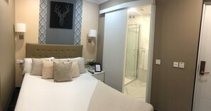Quarto casal standard, sacada | Cofres nos quartos, quartos à prova de som, Wi-Fi de cortesia