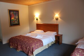 Habitación triple | Cortinas blackout, camas extra, wifi gratis y ropa de cama 