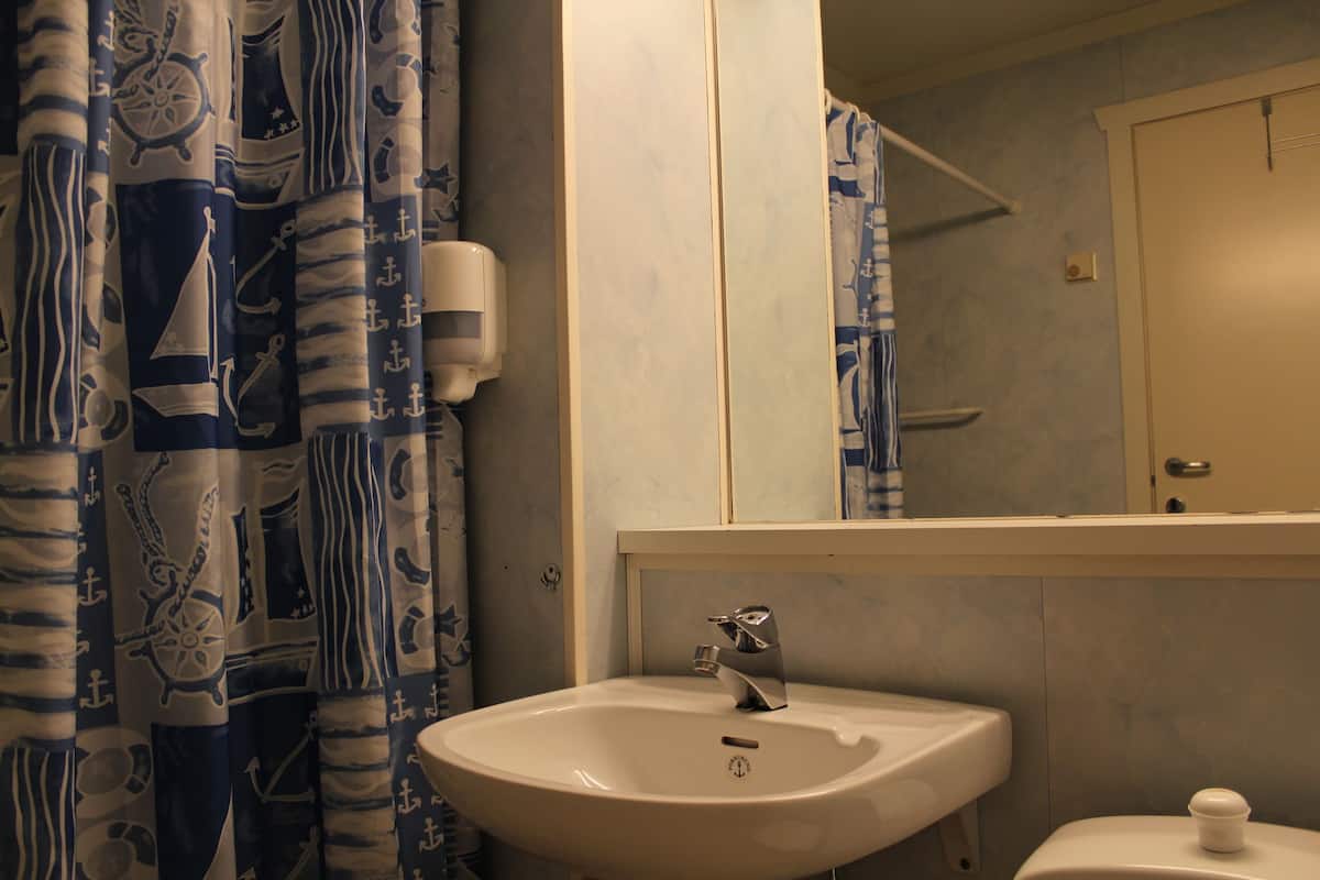Shower, towels, soap, shampoo