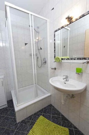 Comfort Apartment, Ground Floor | Bathroom | Shower, free toiletries, hair dryer, slippers