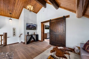 Smart TV, chimenea y estéreo