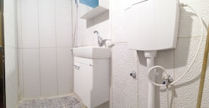 Kamar Keluarga, kamar mandi pribadi (Our Home) | Shower kamar mandi