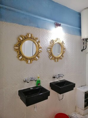 Shower, hair dryer - BunkSurfing Hostel (Bethlehem)
