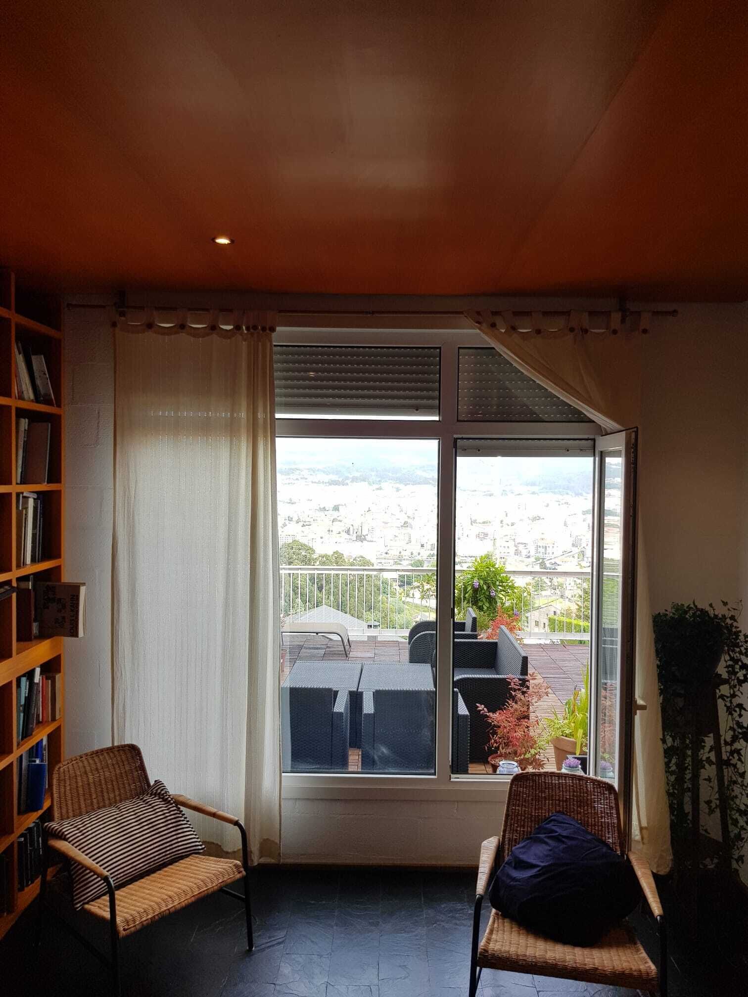 TV connectée, lecteur de DVD, livres, chaîne hi-fi