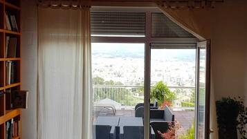 TV connectée, lecteur de DVD, livres, chaîne hi-fi