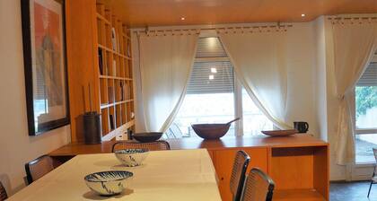 Concevez et détendez-vous dans un chalet dans un quartier exclusif mais trÚs proche de la mer, central.