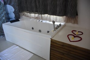 ルーム ダブルベッド 1 台 1 階 | バスルーム | タオル、石鹸、トイレットペーパー