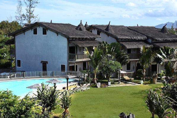 Una piscina al aire libre