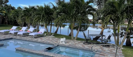 Alberca al aire libre y alberca climatizada