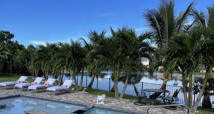 Rauhallinen Waterfront Home