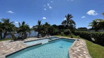 Utomhuspool och uppvärmd pool