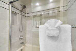 Ensemble douche/baignoire, sèche-cheveux, serviettes fournies, savon