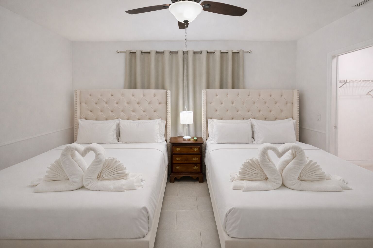 5 sovrum, skrivbord, strykjärn/strykbräda och resesäng