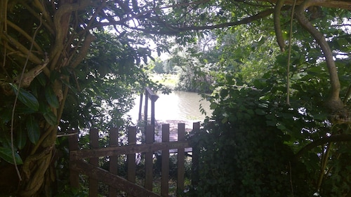 Une maison dans un parc naturel à l'énergie solaire
