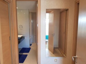 Luxury Villa | Bathroom | Combined shower/bathtub, rainfall showerhead, hair dryer, towels - Villa Prestige (Marrakech)