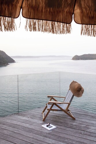 Great Mackerel Beach Cabin (Palm Beach and Pittwater Views)