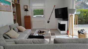 Télévision, cheminée, table de tennis de table