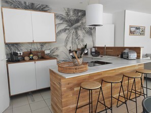 Frigorífic, microones, forn i placa de cuina 