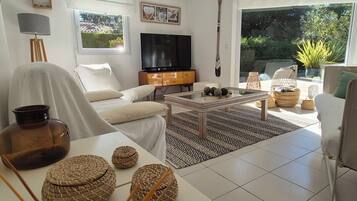 Télévision, cheminée, table de tennis de table