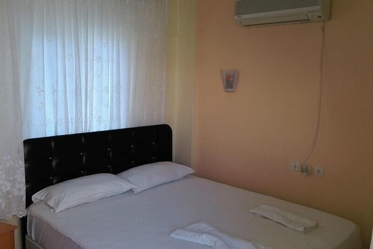 Standard Triple Room | Blackout drapes, bed sheets