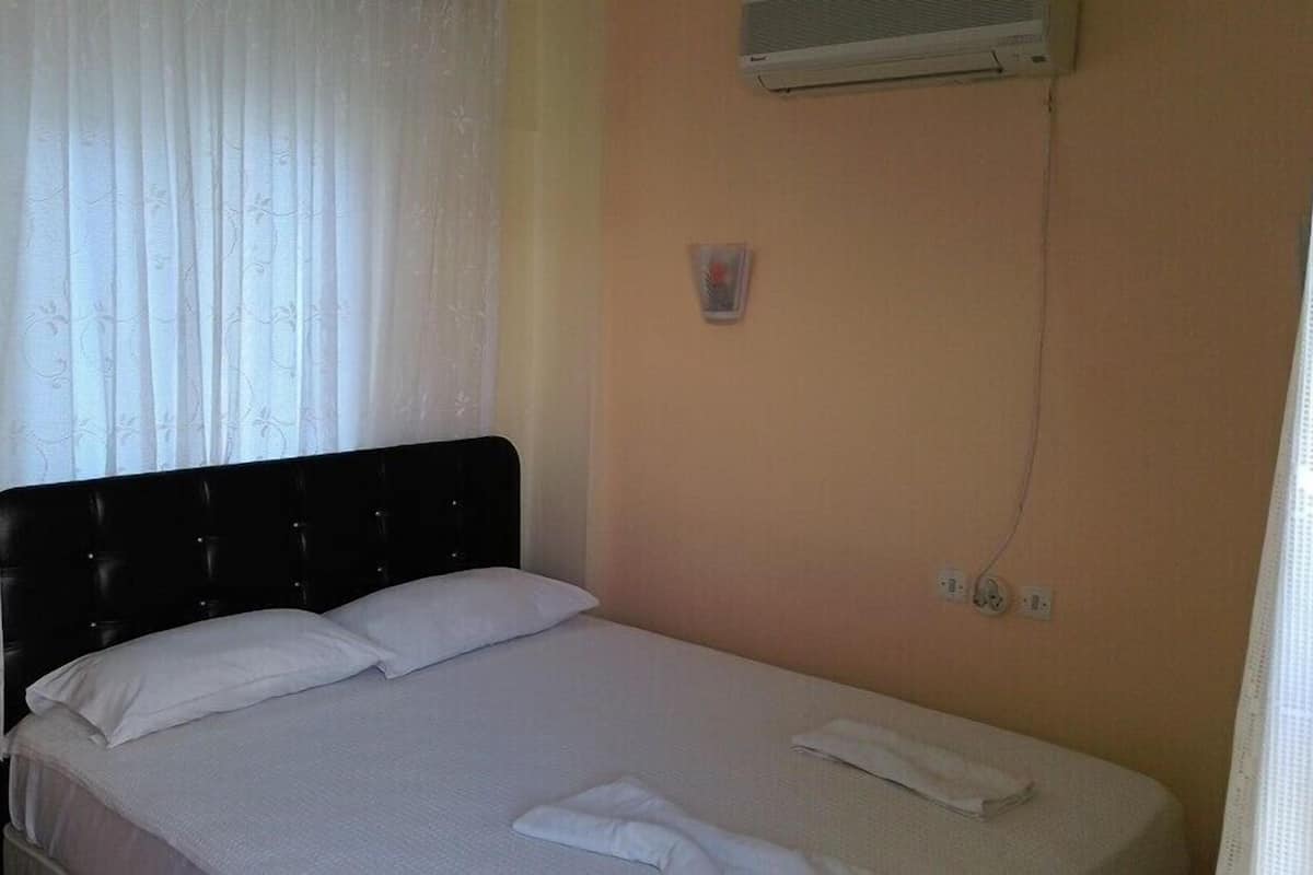 Standard Triple Room | Blackout drapes, bed sheets