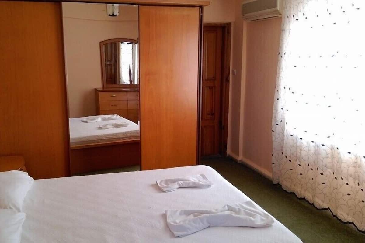 Standard Double Room | Blackout drapes, bed sheets