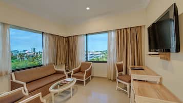 Suite | Living room | 32-inch flat-screen TV with digital channels, TV