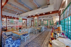 Se sirven desayunos, comidas y cenas 