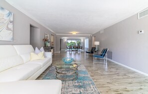 TV - Waterfront, 3 bd, 2 baths, pool, sleeps 10 (Lake Clarke Shores)