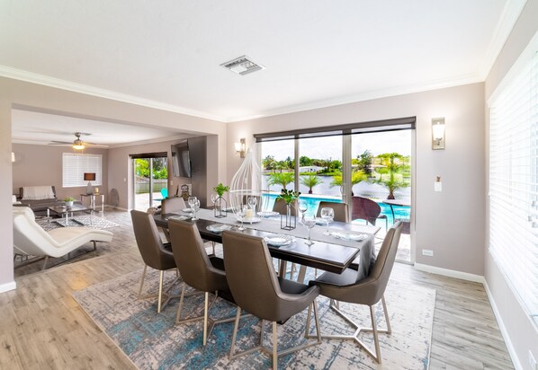 Dining - Waterfront, 3 bd, 2 baths, pool, sleeps 10 (Lake Clarke Shores)