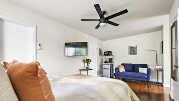 Tabla de planchar con plancha, wifi gratis, ropa de cama