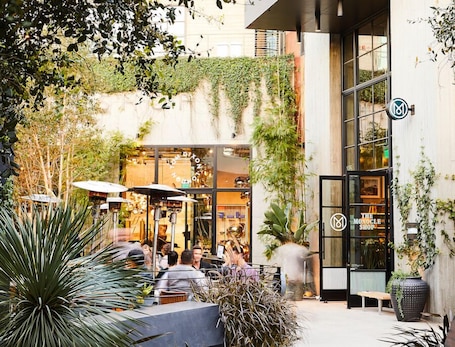 Outdoor dining. Studio Mins to Venice Beach, Sony Studios, LAX & Vibrant Downtown Culver City