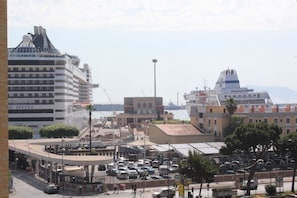 Un puerto concurrido con cruceros y un edificio grande con la leyenda 'SC DIVINA'.
