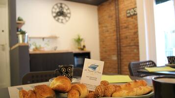 Café da manhã com pratos da culinária local grátis todos os dias