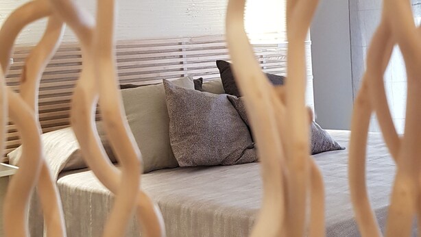 A bedroom with a bed, pillows, and a window. - La finestra sul porto (Palermo)