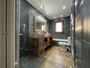 Badewanne, Handtücher, Toilettenpapier