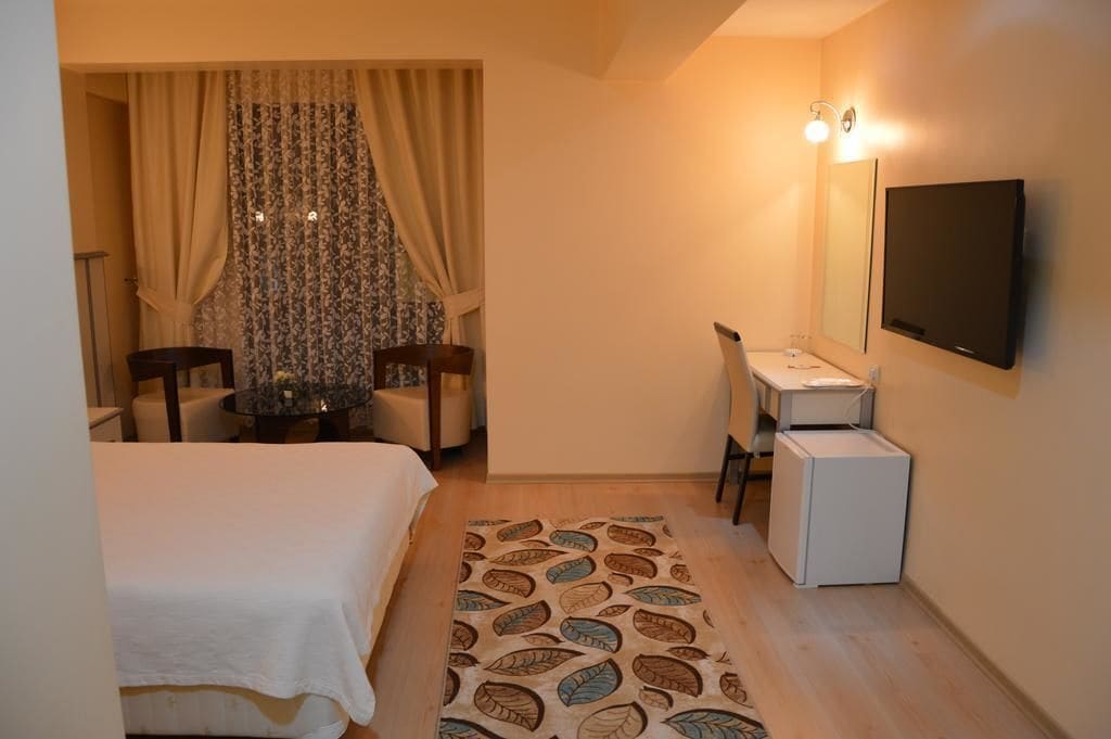 deluxe double room | desk, free wifi, bed sheets