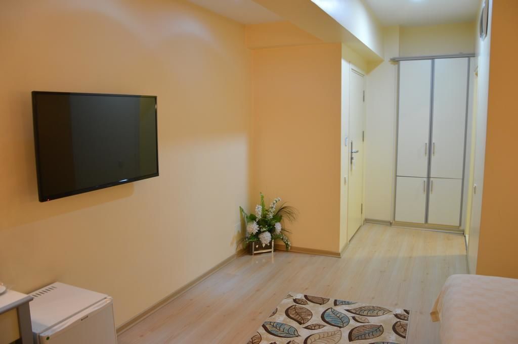 deluxe double room | living area | lcd tv