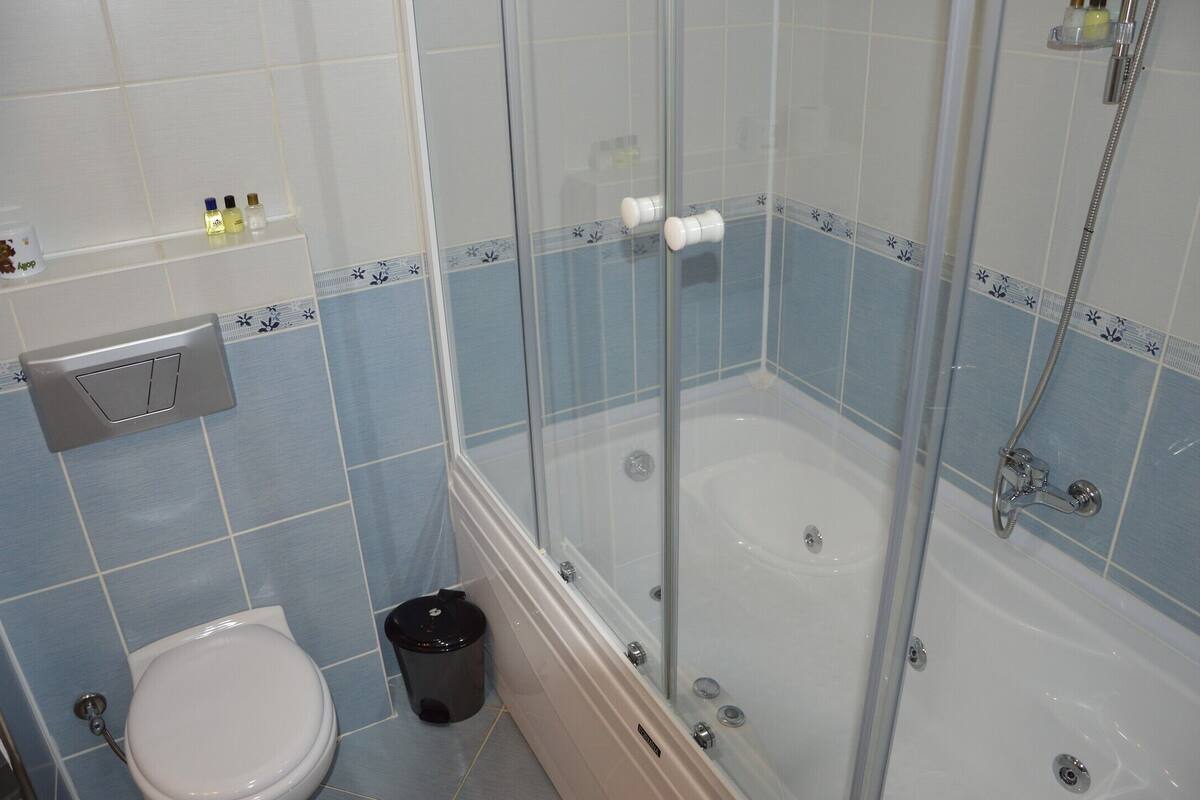 deluxe double room | jetted bathtub