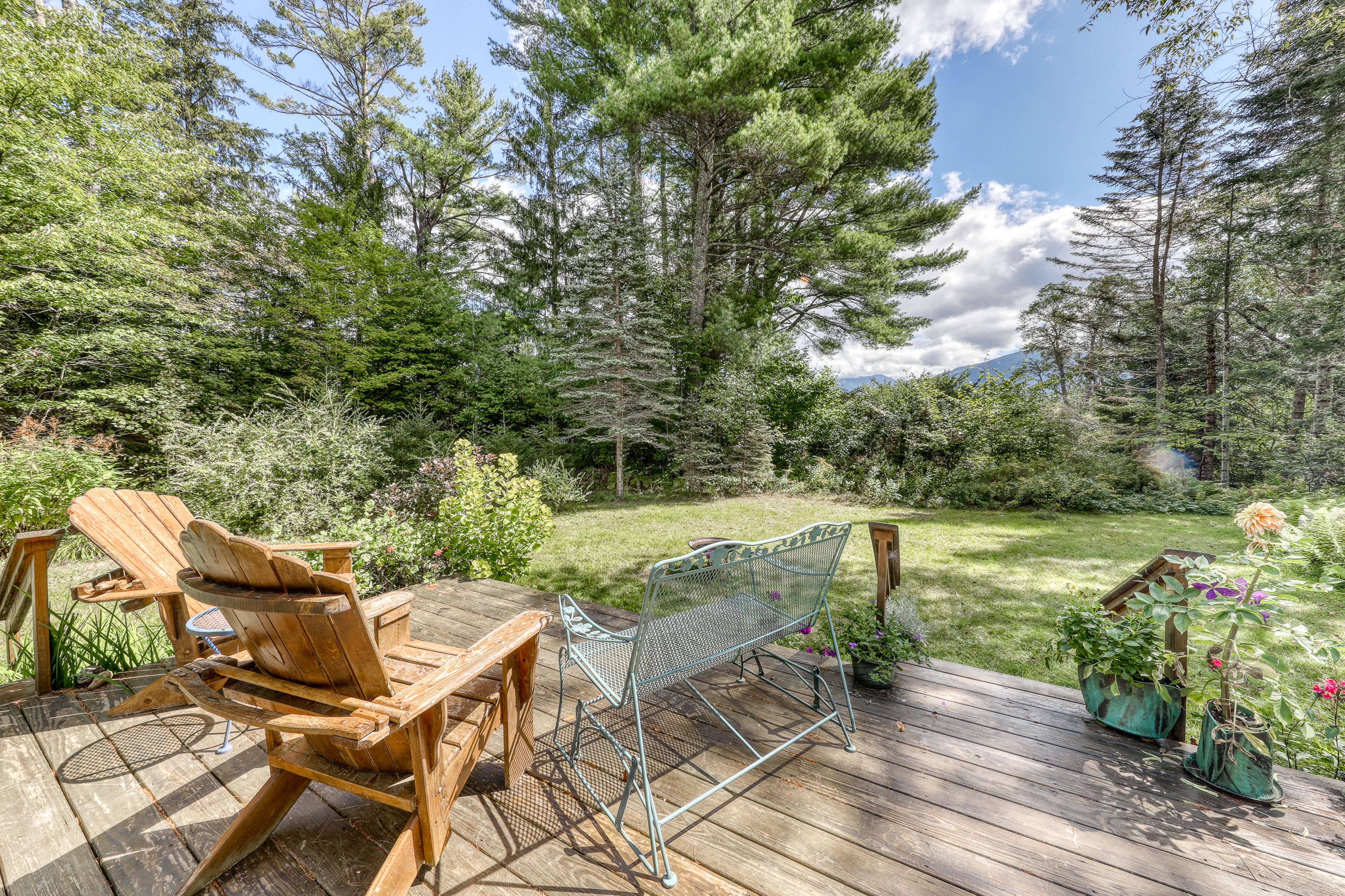 Cozy, dog-friendly cottage w/ a full kitchen, furnished deck, & gas grilll