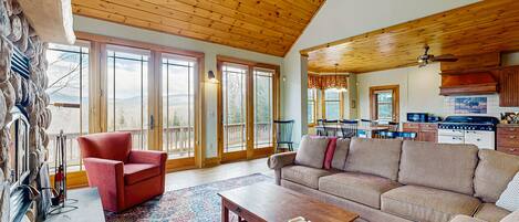 Télévision, cheminée, lecteur de DVD, vidéothèque