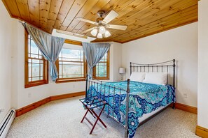 4 bedrooms, iron/ironing board, WiFi, bed sheets