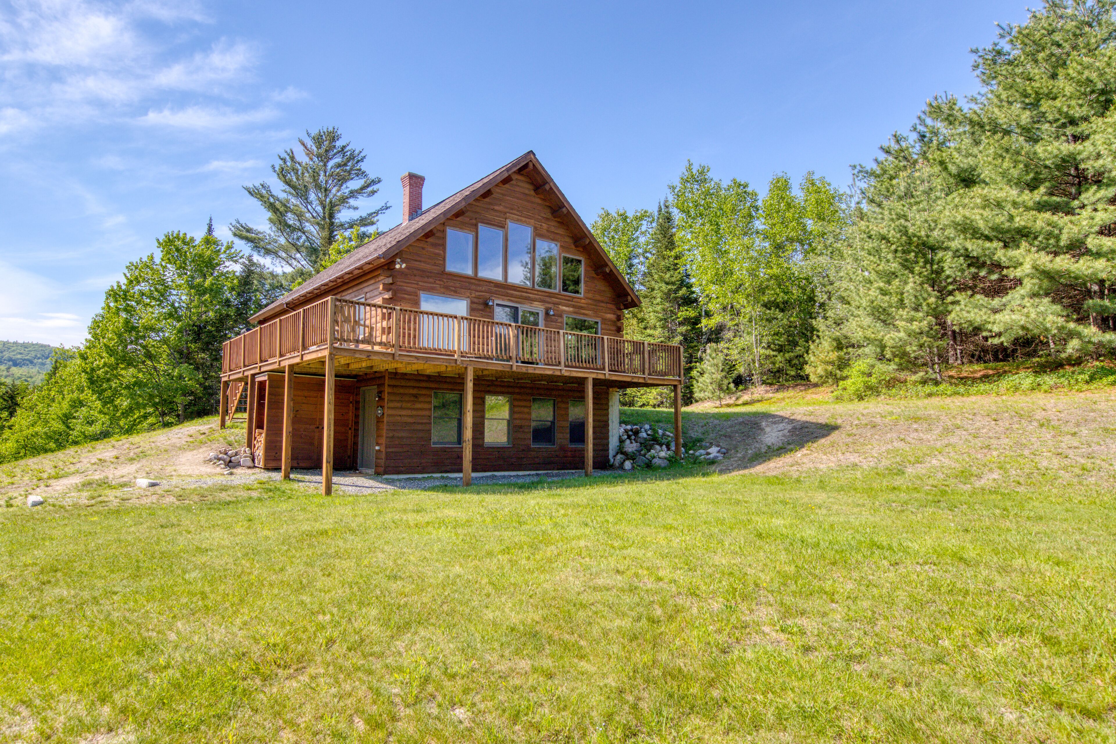 Lovely cabin home with mountain views, direct access to ski and snowshoe trails