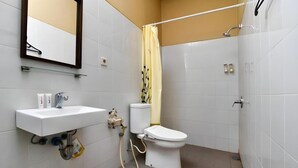 Ein Badezimmer mit Waschbecken, Toilette und Dusche.