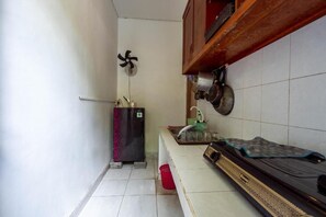 Private kitchen - Reddoorz Near Pantai Sanur Bali (Denpasar)