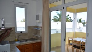 Coffee/tea maker, full-sized fridge, microwave, oven - La Perla Holiday Apartment (Grand-Baie)