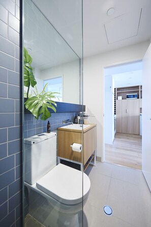 Shampoo - Gorgeous, cosy brand new apartment-Wifi, Portacot. (Preston)