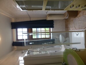 Regadera, toallas, papel de baño