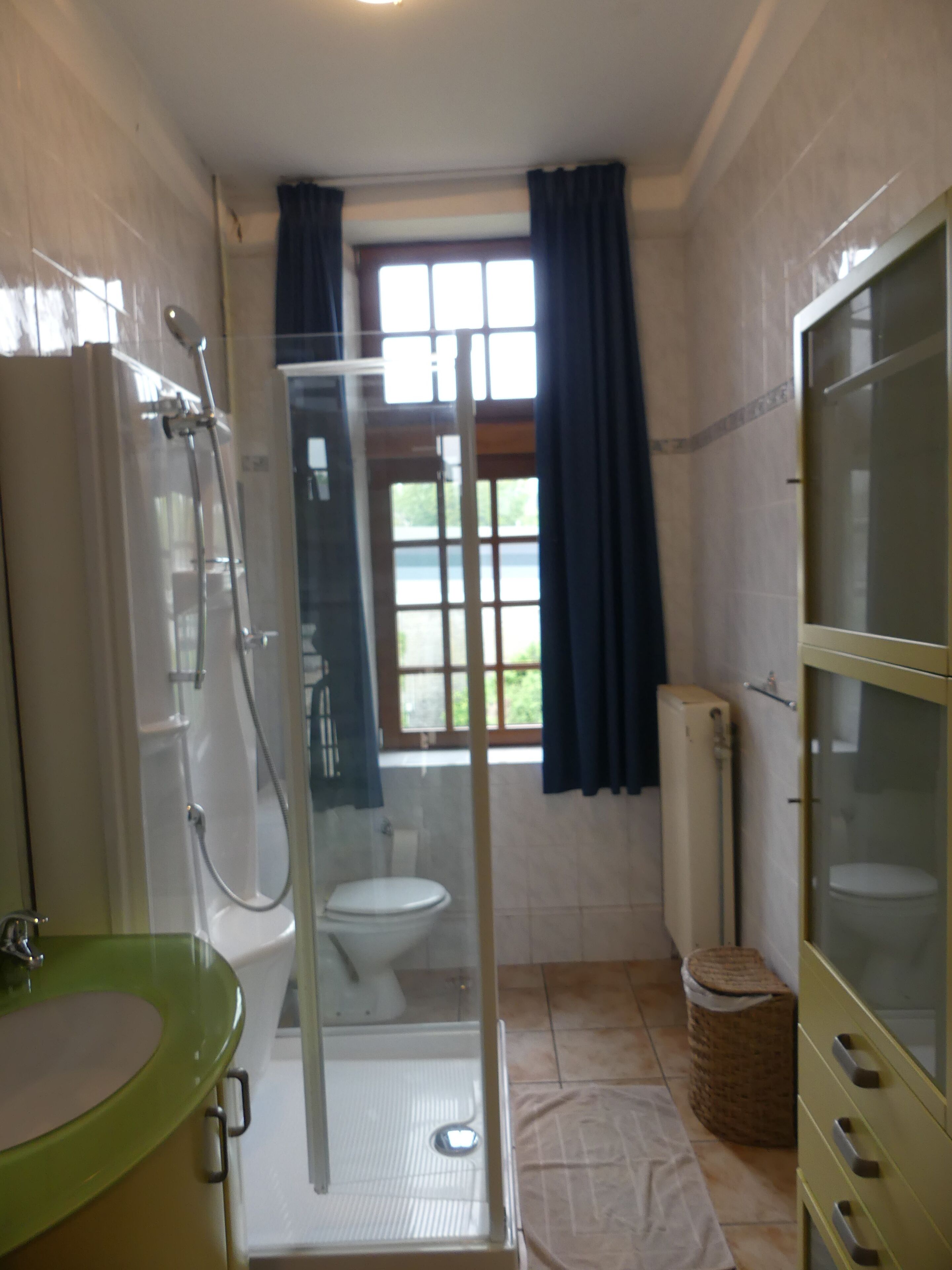 Douche, serviettes fournies, papier toilette